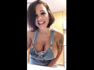 best сочная зрелая мама трясёт сиськами перед камерой mom mild mature busty big tit new love pussy инцест со зрелыми best