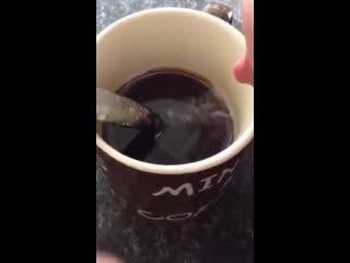best кофе с грудным молоком женщина нацедила со своей сиськи себе молочка в чашку с кофе best