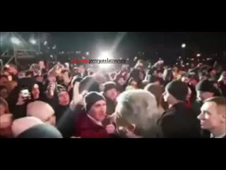 best в сети обсуждают видео как порошенко сорвал с девушки шапку после ее вопроса запорожье best