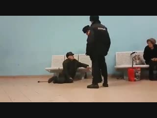 best российская полиция упорно продолжает борьбу с главными врагами государства пенсионерами best