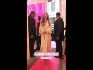 best джиджи на презентации коллекции gigi x stuart weitzman 15 ноября нью йорк best