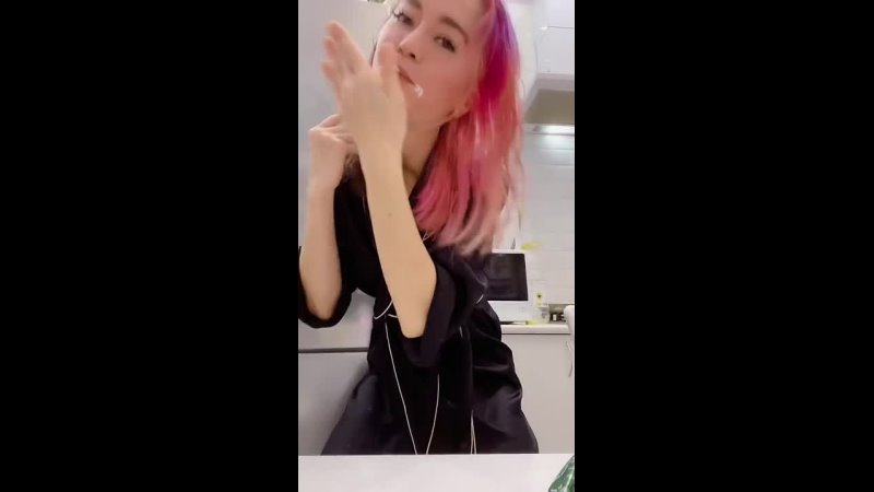 best берет в рот и вытирает свои губки liqueen maniac alisa best