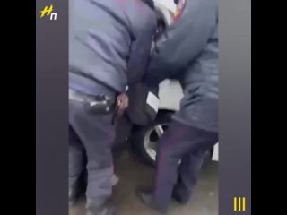 best в калининском районе пятеро полицейских силой пытались задержать школьницу best