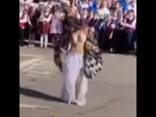 best родители защищают хабаровскую учительницу исполнившую танец молодые на линейке 1 сентября best
