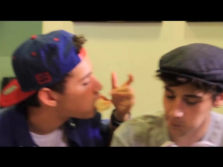 best откусили вместе janoskians hang with the vamps on tour 11 сент 2014 г best
