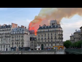best падения шпиля горящего собора парижской богоматери watch the moment spire of notre dame cathedral collapses due to best