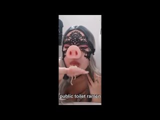 best секси девушка ест прямо из унитаза обществ туалета извращенка юмор прикол пранк пошлое секси клип видео video clip best