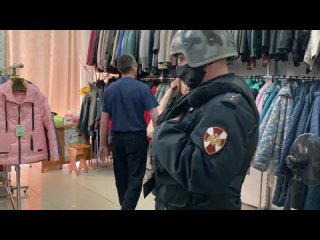 best охрана с продавцом молодые покупателя пытаются похитить камеру запрет видеосъемки разбой в магазине best