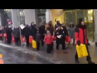 best после того как полиция канады жестко задержала мужчину который передавал топливо протестующим люди сплотились ещё best
