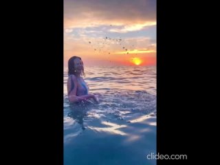 best пикантное видео безрукова в полупрозрачном купальнике сверкнула обнаженным ягодицами best