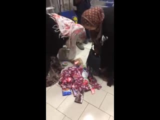 best азиатские любительницы сладкого в германском супермаркете best