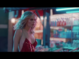 best блестящая кара делевинь в сексуальной рекламе бренда jimmy choo best