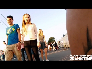 best чрезмерное внимание к попке hidden camera on ass prank best