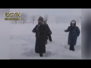 best китайские бабушки танцуют на улице несмотря на снег и мороз best