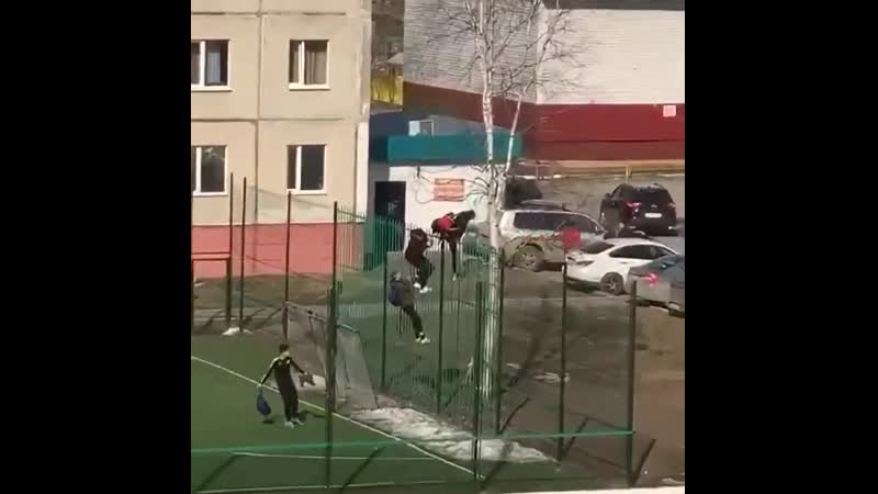 best в сургуте молодые быстро перелезли через 3 метровый забор спортплощадки убегая от легавых во время режима best