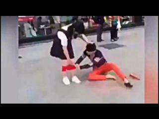 best чувак пытается снять с девушки трусы прикольное видео best