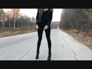 best девушка в латексные леггинсах и в туфлях на высоких каблуках утром возвращается домой после жесткого тусича high best