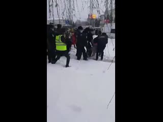 best 2 сразу пятеро сотрудников полиции помогают пенсионерке успеть на автобус best