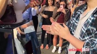 best девушка на улице дает прохожим потрогать грудь и вагину реальная эротика best