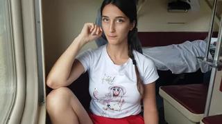 best девушка едет в поезде без трусиков и показывает киску best