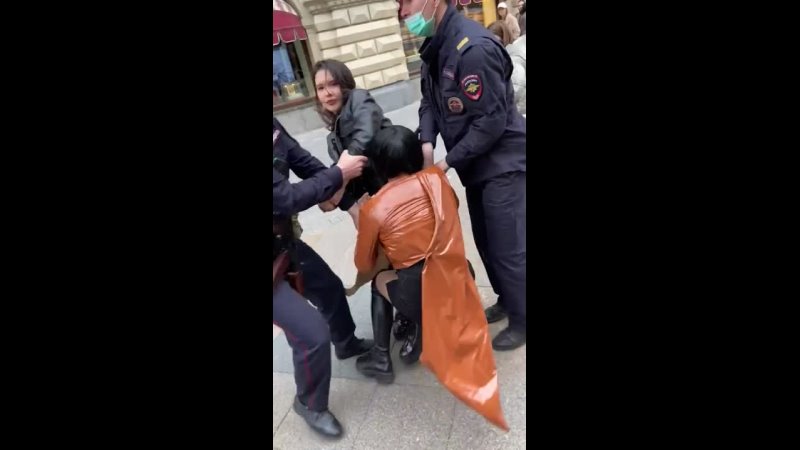 best полицейские наслаждаются своей властью над беззащитной девушкой посмевшей танцевать best