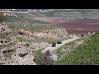 best российский военный патруль в районе эль маликия на северо востоке сирии и американский вертолет апач best