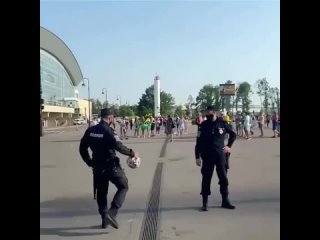 best тот случай когда обычный сотрудник полиции обращается с мячом лучше чем игроки национальной сборной best