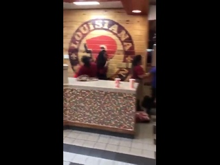 best a bunch of girls start fighting in the middle of popeyes best