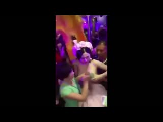 best невеста дает гостям тискать свою грудь и собирает с них за это деньги best