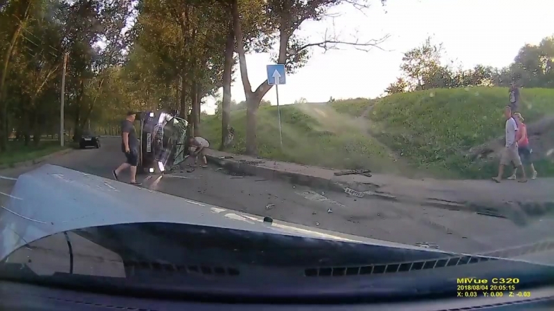 best нарушитель пдд перевернулся через крышу после аварии в великом новгороде best