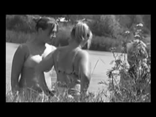 best три женщины наблюдают за мужчиной на пляже best
