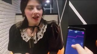 best девушка кончает сидя на вибраторе на улице голая мастурбирует дрочит на уроке в школе села на дилдо фаллос самотык best