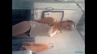 best школьница раздевается в ванне best