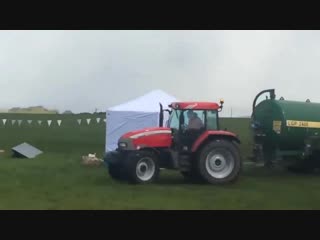 best владелец поля пытается прогнать захватчиков европа best