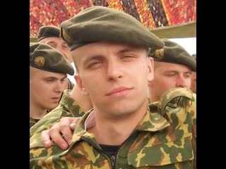 best люди зажигают свечи в память о погибшем романе бондаренко best