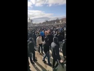 best в запорожье собралась большая толпа людей им обещают раздать оружие для участия в территориальных батальонах best