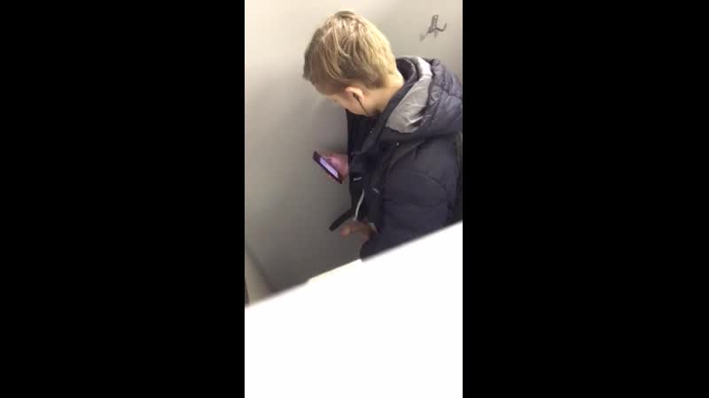 best парни натуралы дрочат в туалете best