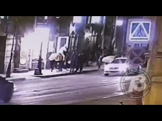 best мужик полез целоваться к лошади и лишился носа best