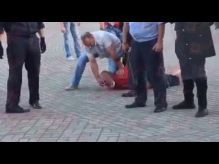 best начальник ровд в волковыске беларусь разрывает ноздри лежащему на земле мужчине а вот это уже действительно best
