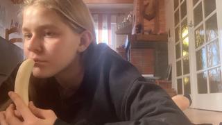 best школьница сосет банан представляет что это членделает это очень сексуально ещё больше такого в телеге best