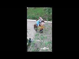best пьяная девушка подралась с хозяйкой придомовой клумбы best
