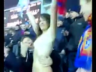 best скоро на трибунах пиера и бухареста показала сиськи на стадионе развели на грудь на футболе шалаву шлюху школьницу best