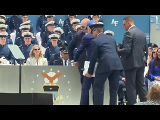best неугомонный несун свободы и демократии джо на церемонии вручения дипломов в академии ввс сша best