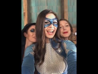 best каст супергёрл поздравляет стаза наира с днём рождения через cameo николь best