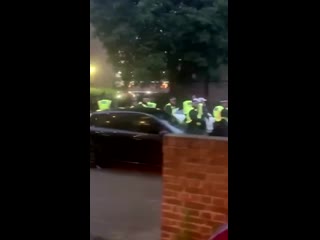 best беспомощная лондонская полиция вынуждена бежать от живой и агрессивной человеческой массы best