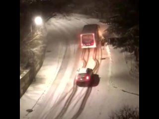 best мужчина помогал поддерживать равновесие автобусу в туапсе из за гололёда январь 2022 best