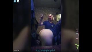 best две сексуальные девушки раздеваются танцуют показывают голые классные сиськи и глотают резиновый член periscope best