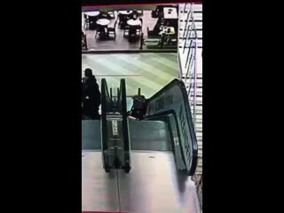 best в столичном торговом центре маленькая девочка с двухлетним братиком в коляске перевернулись на эскалаторе и best
