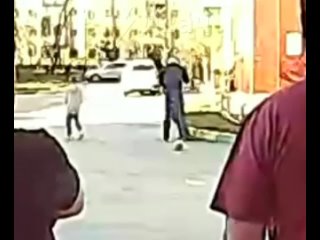 best в новосибирске отец вцепился в уши 18 летнего обидчика своей дочери и харкнул ему в лицо заставив просить прощения best