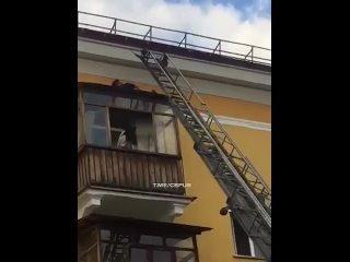 best в первоуральске спасатели попытались вызволить алконавта с козырька балкона но тот сорвался с лестницы best